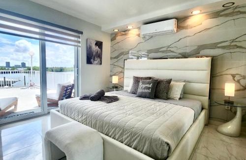 North Bay Village Apartamento | Luxurious remodeled direct Waterfront apartment with Miami skyline view- Free parking- 5min drive to Miami Beach