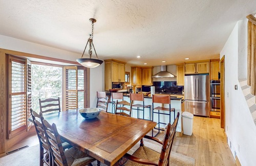 Highland Meadows Casa | Luxurious Retreat w/ Mountain-View Double Deck, Central AC & Two-Sided Fireplace