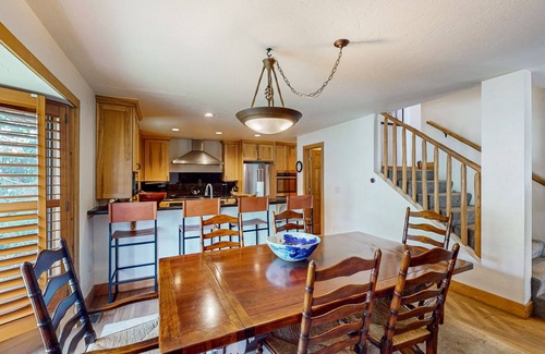 Highland Meadows Casa | Luxurious Retreat w/ Mountain-View Double Deck, Central AC & Two-Sided Fireplace