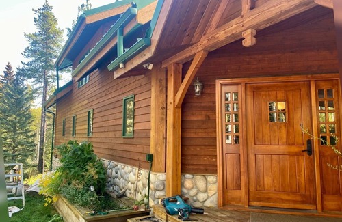 Bragg Creek Casa | Luxurious & Spacious home on 8 acres with 4-bedrooms +Office, 45min from Calgary