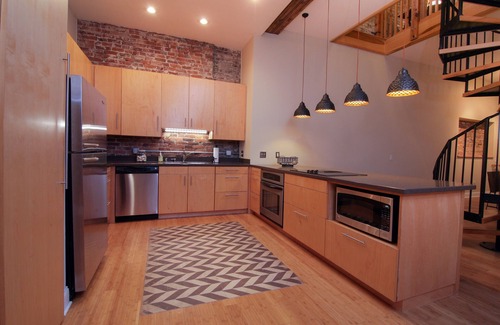 Danville Apartamento | Lujoso apartamento tipo loft de dos habitaciones en el corazón del centro de Danville, KY.