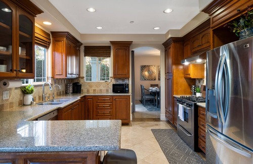 Lake Balboa Casa | Casa moderna / lujosa / spa / camas King By Universal Studios, Hollywood, LA 's BEST!