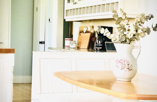 Prince Edward Casa | Luxurious Vacation Retreat - Pool, basketball court, pizza oven, central in PEC