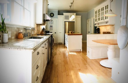 Prince Edward Casa | Luxurious Vacation Retreat - Pool, basketball court, pizza oven, central in PEC