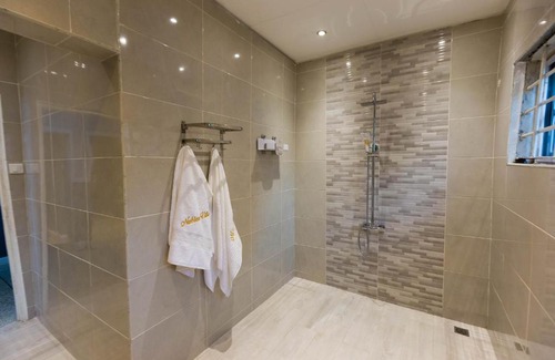 Adenta Villa | Luxurious Villa Pool Hot Tub and Bar