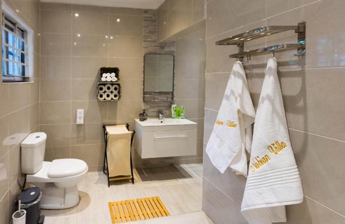Adenta Villa | Luxurious Villa Pool Hot Tub and Bar