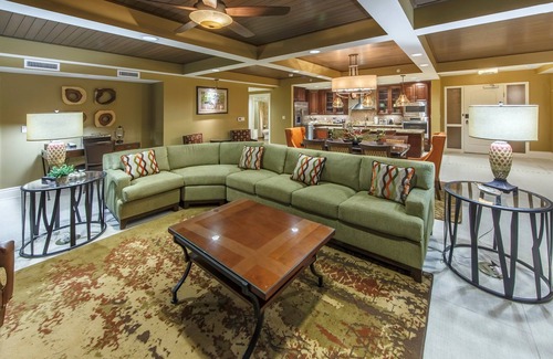 Gatlinburg Apartamento | Luxurious Villa with a Fireplace and Balcony