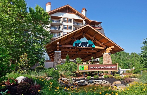Gatlinburg Apartamento | Luxurious Villa with a Fireplace and Balcony
