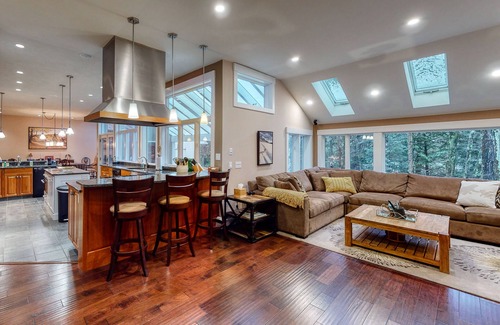 Warren Casa | Luxurious winter chalet by Sugarbush Resort with private sauna