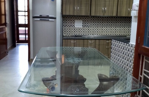 Tilak Nagar Apartamento | Luxurious3BHK+Large Hall+4 Beds+4 Bathrooms+Wifi+Parking+Lift+Metro+PetFriendly