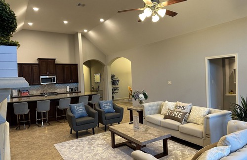 Lake Houston Casa | Luxury 1 story 3,272 SF. 12 miles from IAH airport