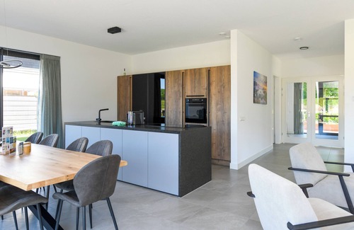 Biddinghuizen Casa | Luxury 10-person villa on the water with hot tub, private jetty, spacious terrace and 4 bedrooms. Located at Villa Resort Harderwold, near Harderwijk and the Veluwemeer!