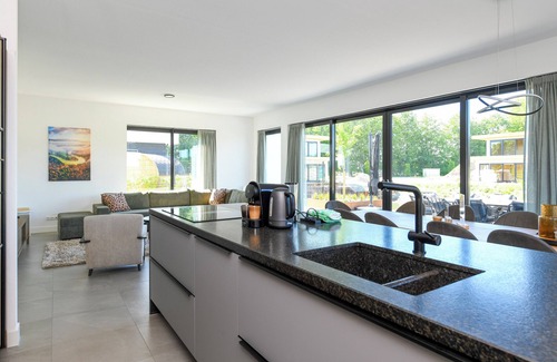 Biddinghuizen Casa | Luxury 10-person villa on the water with hot tub, private jetty, spacious terrace and 4 bedrooms. Located at Villa Resort Harderwold, near Harderwijk and the Veluwemeer!