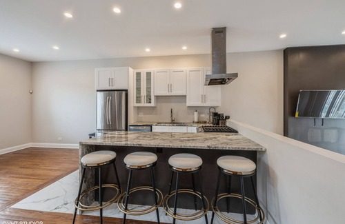 South Shore Casa | Luxury 10PERSON Townhome near Beach and Golf Course 10 Min DT, Private Rooftop!