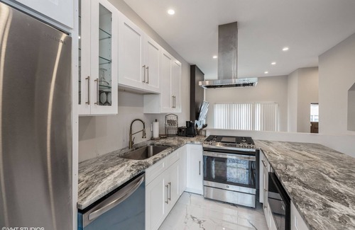 South Shore Casa | Luxury 10PERSON Townhome near Beach and Golf Course 10 Min DT, Private Rooftop!