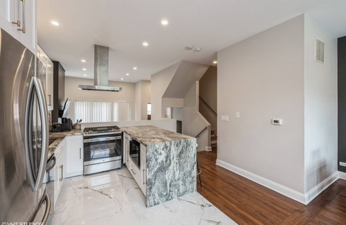 South Shore Casa | Luxury 10PERSON Townhome near Beach and Golf Course 10 Min DT, Private Rooftop!