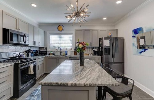 Vollintine-Evergreen Casa | Luxury 1930s Reno'd Cape Cod, ❤️ of Midtown, 🐾, EV 🔌