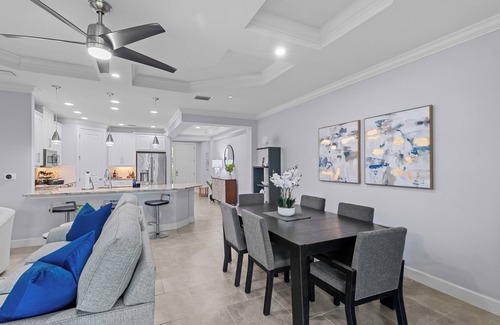 Naples Condominio | Luxury 1st Floor Coach Home, Esplanade Golf, Tennis, Pickleball & Pools