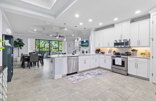 Naples Condominio | Luxury 1st Floor Coach Home, Esplanade Golf, Tennis, Pickleball & Pools