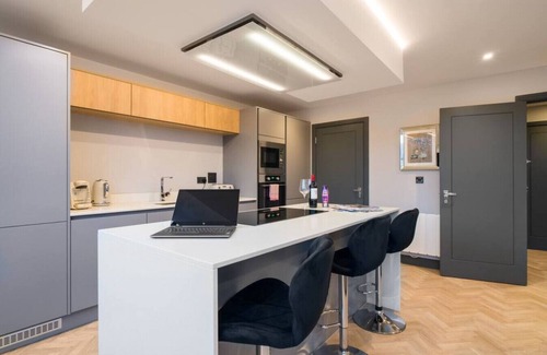 Penarth Condominio | Luxury 2 Bed Duplex Apt w/Balcony, Gym & Parking