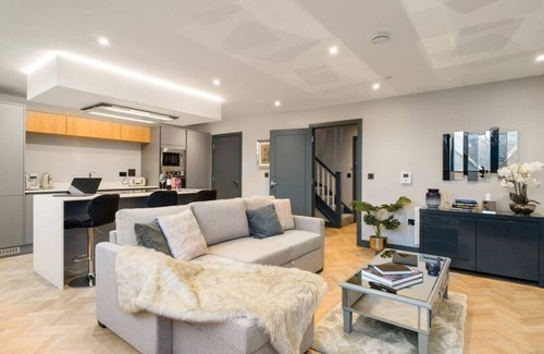 Penarth Condominio | Luxury 2 Bed Duplex Apt w/Balcony, Gym & Parking