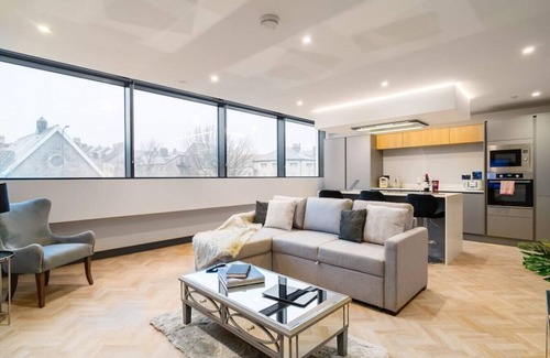 Penarth Condominio | Luxury 2 Bed Duplex Apt w/Balcony, Gym & Parking