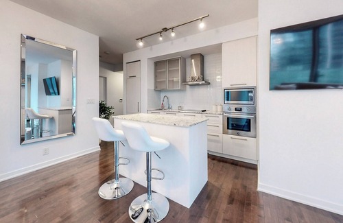Central Waterfront Condominio | Luxury 2 Bedroom/2 Bathroom Downtown Toronto Condo!