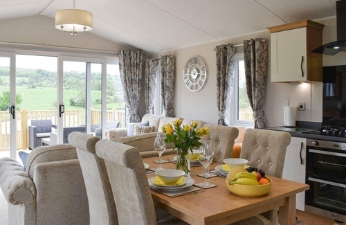 Fence Cabina | Luxury 2 bedroom, pet-friendly lodge on the side of a beautiful fishing lake.