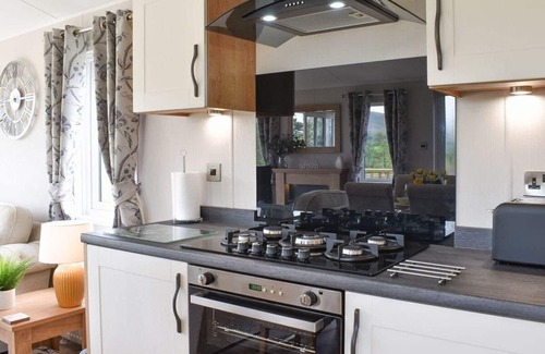 Fence Cabina | Luxury 2 bedroom, pet-friendly lodge on the side of a beautiful fishing lake.