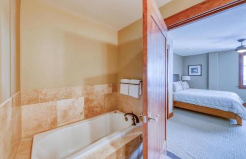 Peak 8 Apartamento | Luxury 2 Bedroom Ski In, Ski Out One Ski Hill Residence Located At The Base Of Peak 8 With Outdoor Plaza