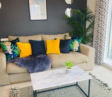 Newport Apartamento | Luxury 2 Bedroom waterfront apartment with balcony