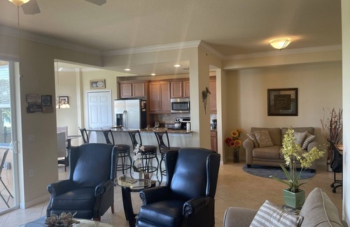 Bradenton Condominio | Luxury 2 BR/2 BA Country Club Condo!