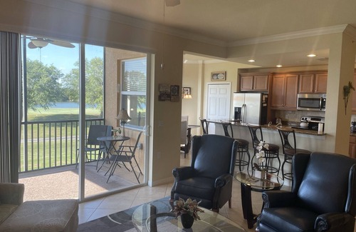 Bradenton Condominio | Luxury 2 BR/2 BA Country Club Condo!