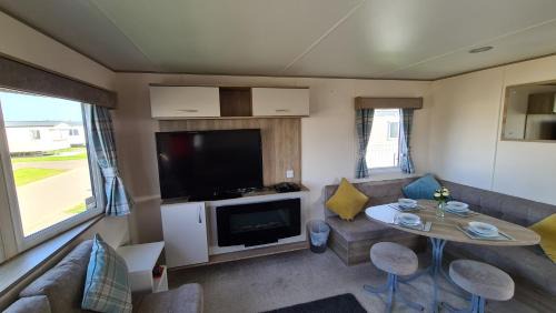 Dogdyke Casa | Luxury 2019 8 berth Caravan with Hot Tub @ Tattershall Lakes