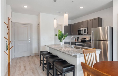 Stony Ridge North Apartamento | Luxury 2BD/2BA Next to Airport 1984