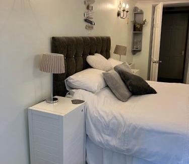 St. Michaels Cama Y Desayuno | Luxury 3 bedded room with sea peeps and parking