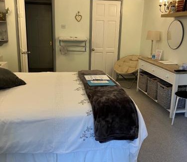 St. Michaels Cama Y Desayuno | Luxury 3 bedded room with sea peeps and parking