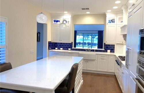 Central Naples Casa | Casa de lujo de 3 habitaciones y 3 baños con piscina recientemente renovada y agregada al mercado.