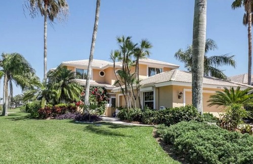 Central Naples Casa | Casa de lujo de 3 habitaciones y 3 baños con piscina recientemente renovada y agregada al mercado.