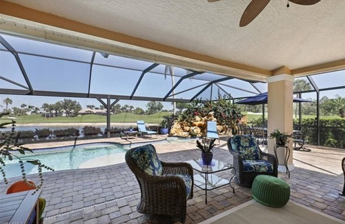 Central Naples Casa | Casa de lujo de 3 habitaciones y 3 baños con piscina recientemente renovada y agregada al mercado.