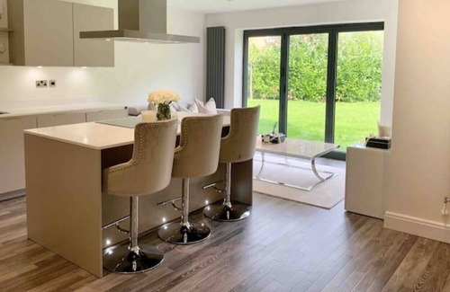 Northwich Casa | Luxury 3 Bedroom detached house on Private Road