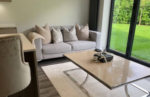 Northwich Casa | Luxury 3 Bedroom detached house on Private Road