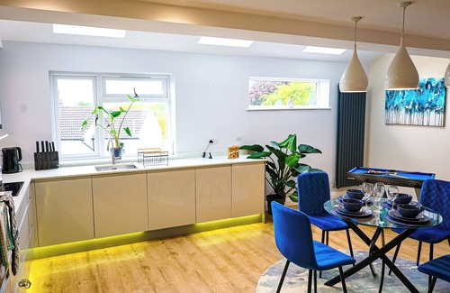 Cribbs Causeway Casa | Luxury 3 Bedroom House with Parking, Perfect for Contractors and Relocations