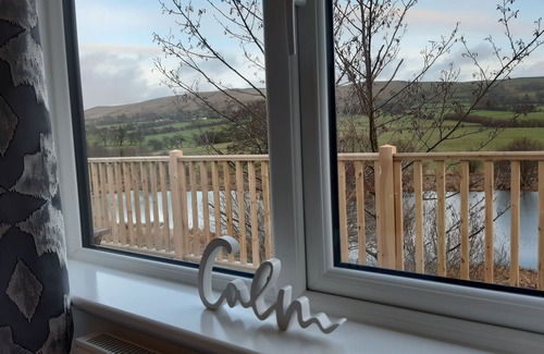 Fence Cabina | Luxury 3 bedroom, pet-friendly lodge on the side of a beautiful fishing lake.