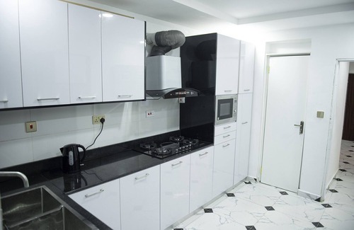 Abuja Casa | Luxury 3 Bedrooms Apart-24Hrs Elect/WIFI/Security 3 Bed Abuja (Black)