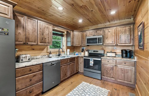 Gatlinburg - Pigeon Forge Cabina | Luxury 3 King Suites Cabin, Mountain Views, FirePit, HotTub, Games, Pet friendly