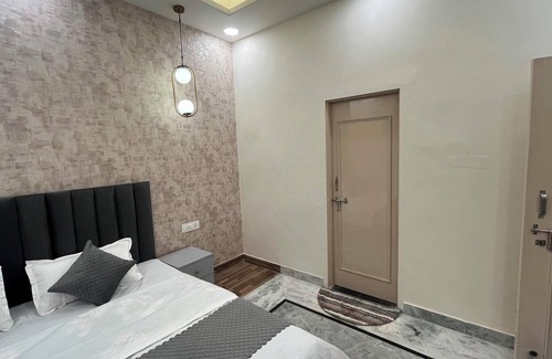 Shyam Nagar Casa | Luxury 3BHK 5 min from Metro Station with Projector, AC, Wifi, Kitchen-Dune Cove