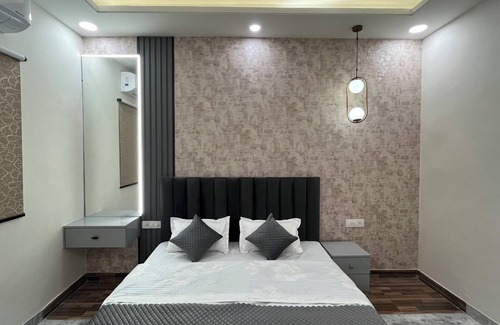 Shyam Nagar Casa | Luxury 3BHK 5 min from Metro Station with Projector, AC, Wifi, Kitchen-Dune Cove