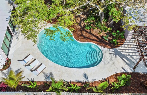 Central Beach Casa | Luxury 3BR, 3BA w/heated saltwater pool–10min walk to Beach, Shops, Restaurants!