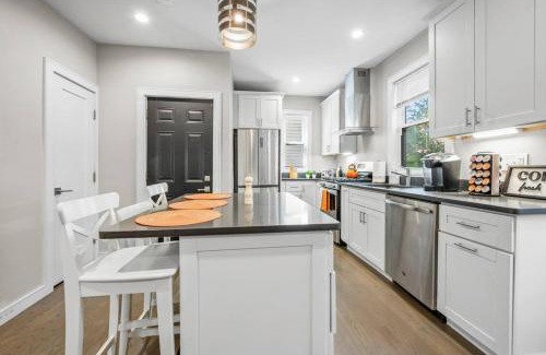 Highland Park Apartamento | Luxury 3BR apt in Boston with Roku TV